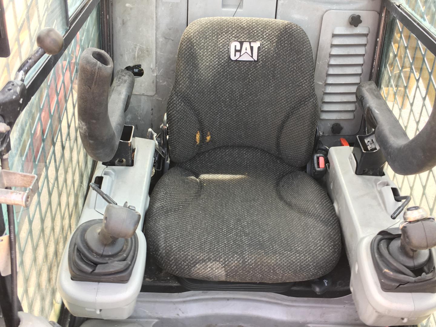 ./imagenes/INVOICE/2019/15200/MINICARGADOR CAT 246C (29).JPG